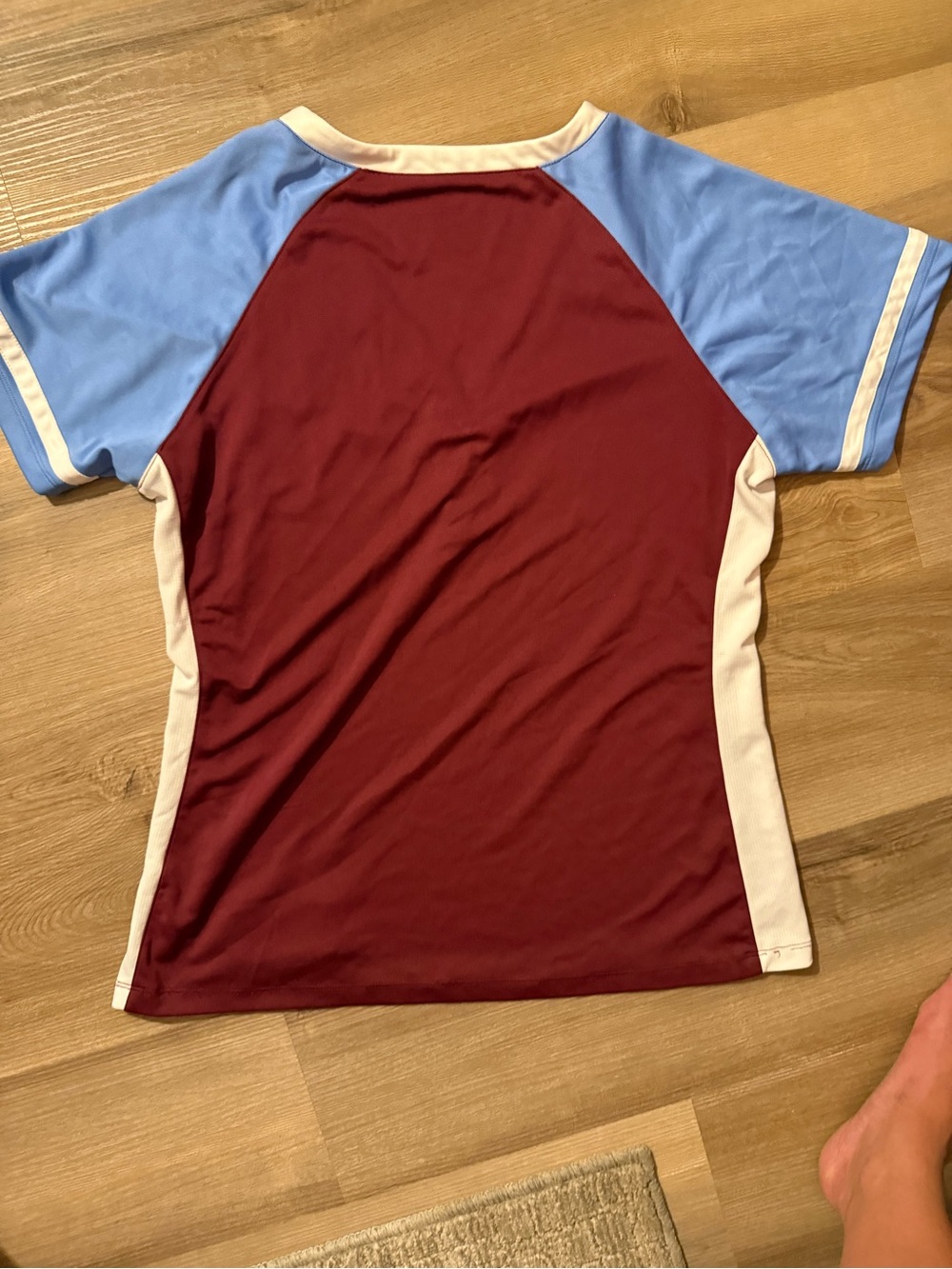 Women’s Philadelphia-Inspired Raglan Tee in Maroon and Light Blue - Picture 4 of 7